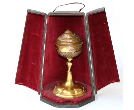   Ziborium um 1900Ziborium um 1900 Metall vergoldet mit Kupferdeckel. H: 26 cm. Fuß u. K  Ziborium um 1900    Ziborium um 190