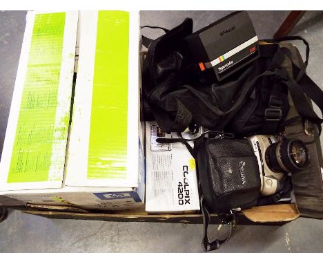 A good mixed lot to include a Polaroid supercolour 365 with case, a Coolpix digital camera #4200, a HP Photosmart M417 studio
