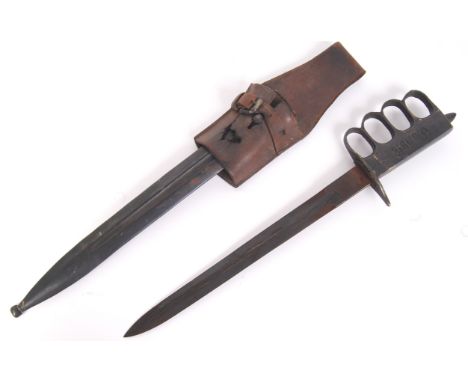 A rare WWI First World War era US Army issued 1918 combat / fighting knife. Knuckle duster handle, with steel scabbard and le