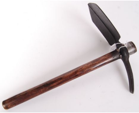 An original WWI First World War era British 1915 ( 1908 pattern ) entrenching tool / pick axe. Measures approx 43cm long.&nbs
