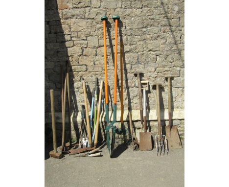 A quantity of mainly vintage wooden gardening tools with T shaped handles together with a bulldog Insshovel etc 