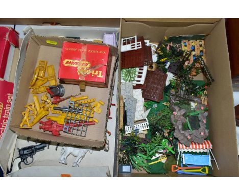 A QUANTITY OF UNBOXED BRITAINS FLORAL GARDEN ITEMS, to include greenhouse (2592), garden swing cash (2597), paving, walls, la