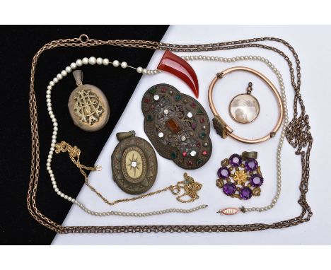 A MISCELLANEOUS JEWELLERY COLLECTION, to include a simulated pearl necklace strung to an enamelled clasp stamped '9ct', two V