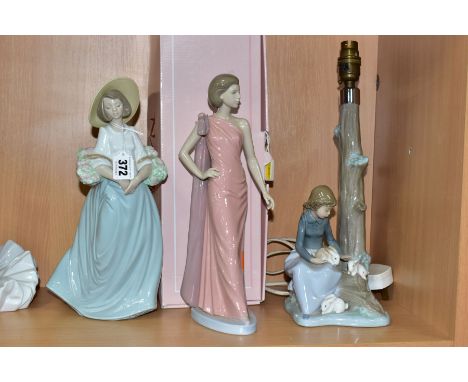 TWO BOXED NAO FIGURES AND A BOXED NAO TABLE LAMP, comprising 01356 'Recogida De Flores' (Flower Harvest), 01215 'Por La Pasar