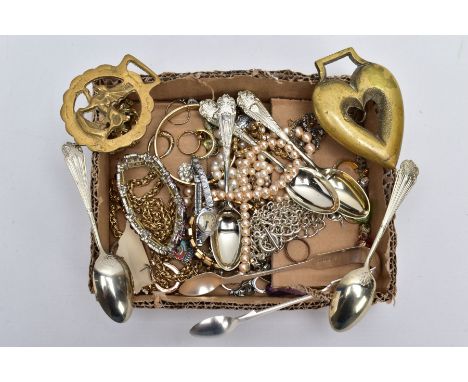 A SELECTION OF MOSTLY COSTUME JEWELLERY AND OTHER ITEMS, to include a graduated cultured pearl strand necklace, fitted with a