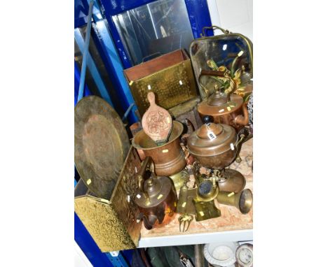 A QUANTITY OF 19TH AND 20TH CENTURY COPPER AND BRASSWARE, including four copper kettles, brass based oil lamp, three magazine