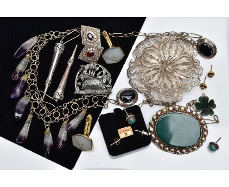 A QUANTITY OF WHITE METAL JEWELLERY, to include a large filigree floral brooch, stamped '980', a pair of broken white metal s