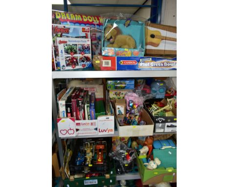 A QUANTITY OF BOXED AND LOOSE TOYS AND GAMES, including reproduction tin plate clockwork models, boxed Marx Toys De Luxe type