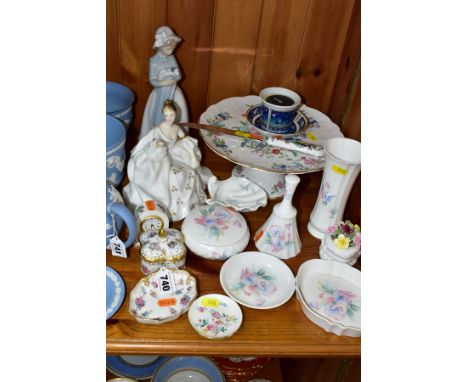 A GROUP OF MODERN CERAMIC GIFTWARE, comprising Aynsley 'Little Sweetheart' pin dishes, bell, vase, trinket box and cover, Ayn