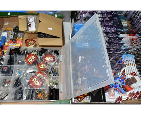 A QUANTITY OF FILM AND TV AND COMIC BOOK RELATED COLLECTABLES, to include Mattel DC Super Heroes Collection, Justice League f