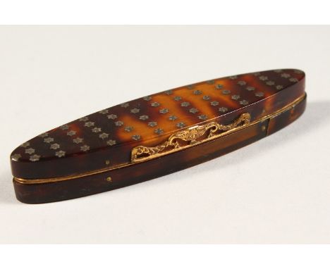 A GEOGIAN OVAL SHAPED INLAID PATCH BOX. 8cms long.