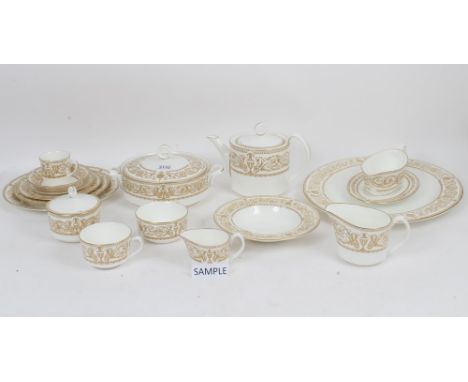 Good quality Royal Worcester Hyde Park pattern tea, coffee and dinner service with gilt decoration (69 pieces)