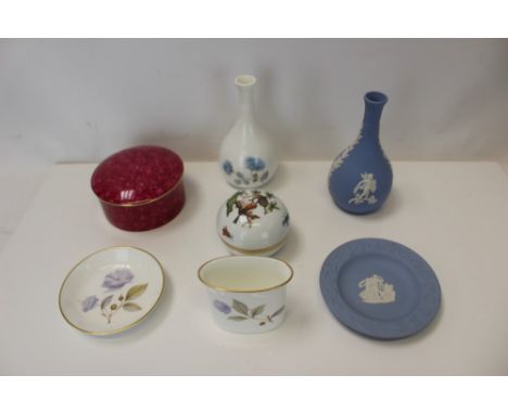 Herend porcelain Rothschild trinket box and cover decorated with hand-painted birds and butterflies and other decorated china