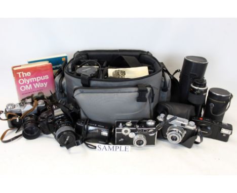 Large quantity of cameras and other photographic equipment - including two Minolta SLR cameras, a Yashica 124G, an Argus C3 O