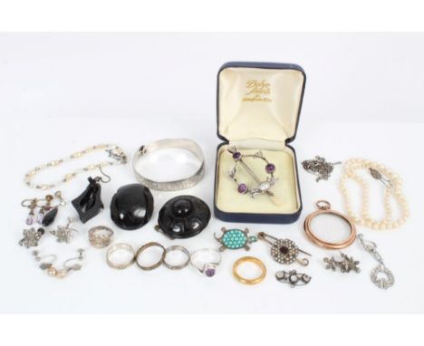 Group of vintage jewellery - including marcasite screw-back earrings, silver and other rings, jet, cultured pearl necklace an