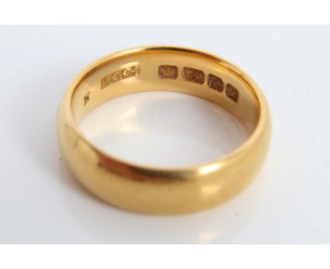 Gold (22ct) wedding ring, size M CONDITION REPORT Weight 8.1 grams