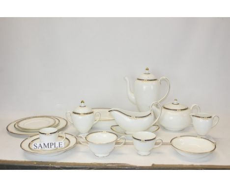 Wedgwood Cavendish pattern tea and dinner service (80 pieces) CONDITION REPORT Overall very good condition. Looks unused. 