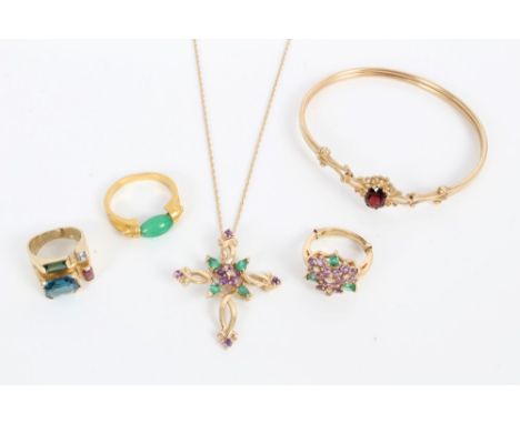 Group of gold / yellow metal jewellery - including gold (9ct) bangle, three gem set rings and a gold (14ct) gem set pendant o