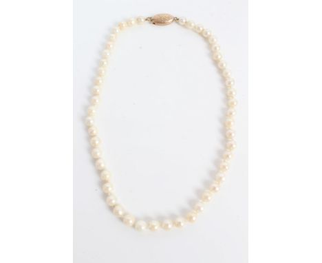 Cultured pearl necklace with gold (9ct) clasp, 39cm long