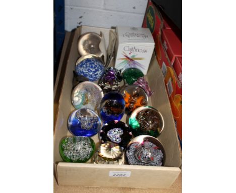 Collection of glass paperweights - including Caithness, Alum Bay, etc (17) CONDITION REPORT Large Swarovski has tiny chip, cu