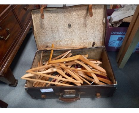 LARGE VINTAGE SUITCASE WITH QUANTITY OF WOODEN COAT HANGERS