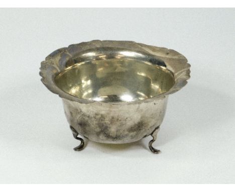 SUGAR BOWL. A late Edwardian silver sugar bowl. (One pad foot snapped off) Birmingham 1909.Please note that all items in this