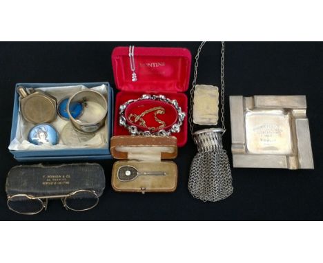 A lot to include a boxed tennis racket brooch, a white metal expanding purse, a silver ashtray, hallmarked Birmingham 1967, a