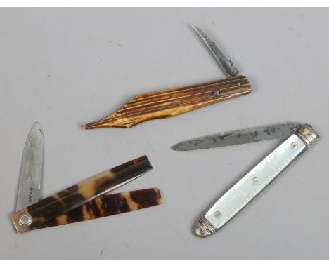 Three Georgian folding pen knives with mother of pearl, tortoise shell and bone scales.