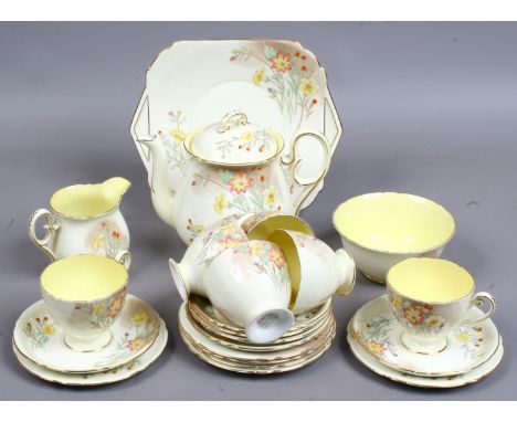 A Shelley six place tea service decorated with flowers bearing 13038 serial number, 22 pieces in all.