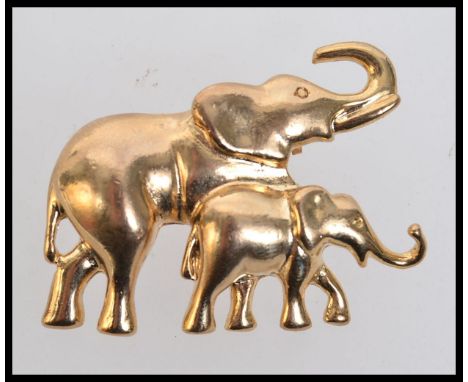 A vintage yellow metal brooch depicting a mother and baby elephant. Weight 17g. 4cms