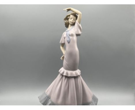 Nao by Lladro 1243 ‘Ready to dance’ in good condition