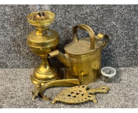 Lot of vintage brassware includes oil lamp (with glass chimney, kettle, thimbles &amp; dog ornament etc