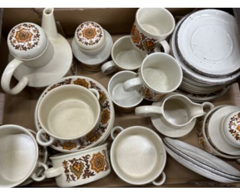 Box containing 37 pieces of vintage Midwinter tea &amp; dinnerware