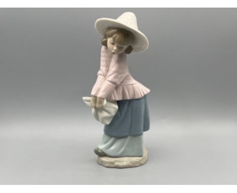 Nao by Lladro girl in straw hat, in good condition