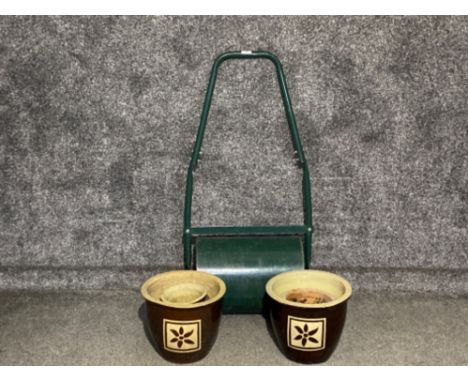 4 plantpots and lawn roller