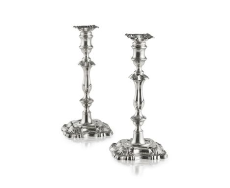 A pair of George III style table candlesticksWilliam Hutton and Sons, London 1897, of knopped stem, pull off drip tray, sprea