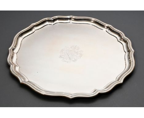 Großes rundes Tablett mit Chippendale Rand, Wappengravur und Spruch „Gott lenke ihn“, Silber 800, 2680g, Ø 53cm Gebrauchsspur