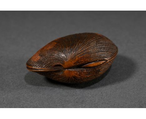 Buchsbaum Netsuke "Asari Venusmuschel" mit fein schraffierter und partiell eingefärbter Oberfläche, sign. Josai, Mitte 19.Jh.