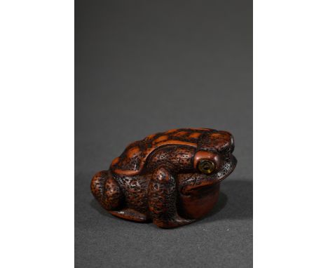 Kleines Buchsbaum Netsuke "Sitzende Kröte" mit eingelegten Augen aus hellem und schwarzem Horn, punzierte und fein gearbeitet