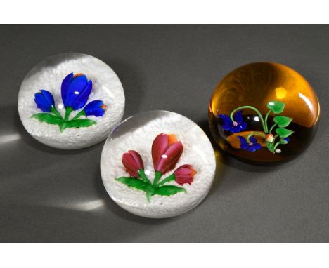 3 Diverse Baccarat Paperweights: "Crocus Rouge" (mit Zertifikat 94/150, Ø ca. 6cm), "Crocus Bleu" (mit Zertifikat 93/150, Ø c