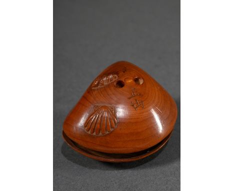 Buchsbaum Netsuke in Muschelform mit Seeschnecke und Jakobsmuschel auf der Wandung, innen lupenfeine Mikroschnitzerei "Person