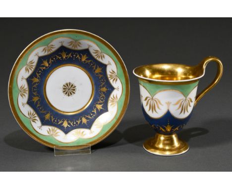 KPM Tasse/UT in Glockenform mit Campagnerhenkel, umlaufende florale Goldornamente auf mattem bleu mourant und hellgrünem Fond