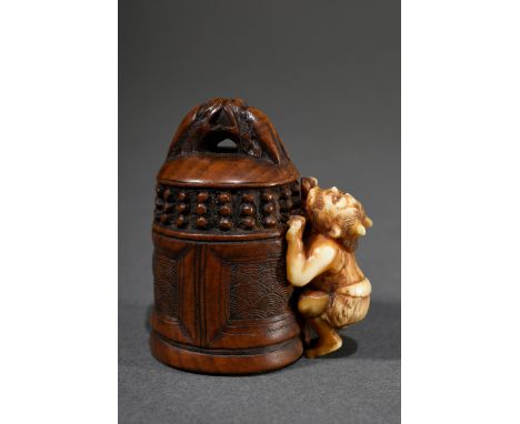 Feines antikes Buchsbaum und Hirschhorn Netsuke "Oni auf eine Tempelglocke steigend", auf Hirschhorn Kartusche sign. Zeraku 是