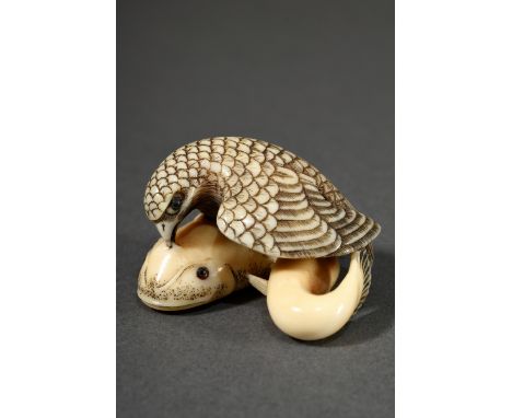 Elfenbein Netsuke "Kumataka der einen Namazu aus dem Wasser zieht" mit reich graviertem Gefieder, eingelegte Augen aus rotem 