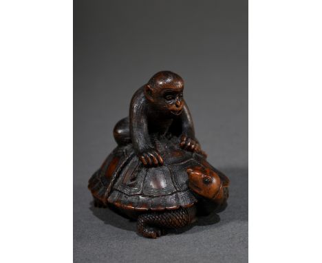 Buchsbaum Netsuke "Affe auf Schildkröte reitend" in detailreicher Ausarbeitung mit eingelegten Hornaugen, dunkel gebeizt, End