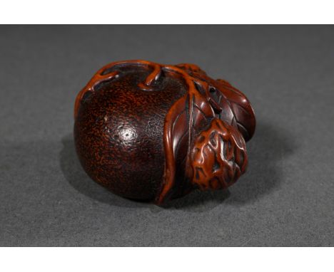 Buchsbaum Netsuke "Mandarine mit Stängel und Blättern" (Mikan 蜜柑), punzierte und feine Ausarbeitung, Gebrauchspatina, verschi