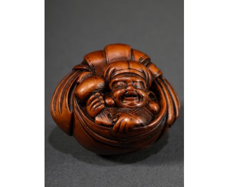 Kompaktes Buchsbaum Netsuke "Daikoku in seinem Sack verschnürt sitzend", schöner Faltenwurf, funktional geschnitzte Himotoshi