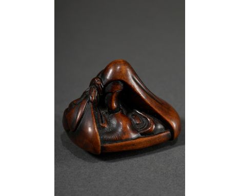 Buchsbaum Shunga Netsuke mit in Tuch gehüllter Tengu Maske, als erotische Anspielung wie auch als Darstellung des Fuji lesbar