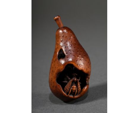 Buchsbaum Netsuke "Faulige Birne mit Wespe" in Ukibori Technik, natürliches Himotoshi, 20.Jh., L. 5,5cm, Provenienz: Norddeut