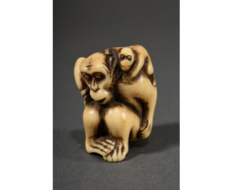 Hirschhorn Netsuke "Affe mit Pfirsich und Jungem auf dem Rücken" im Stil von Mitsuhide, kompakte Form, Ende 19.Jh., H. 3,4cm,